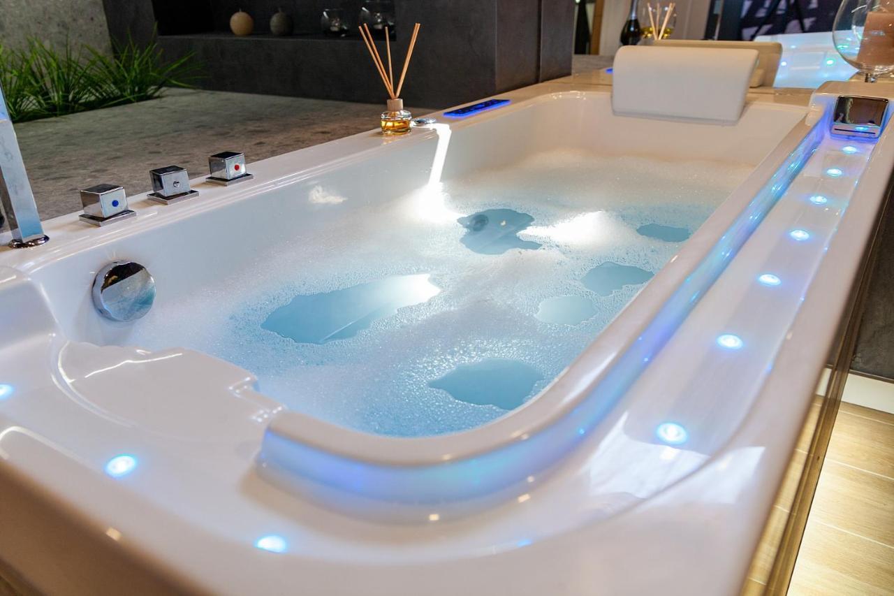 Royal Vip Jacuzzi Apart Lviv Exterior photo
