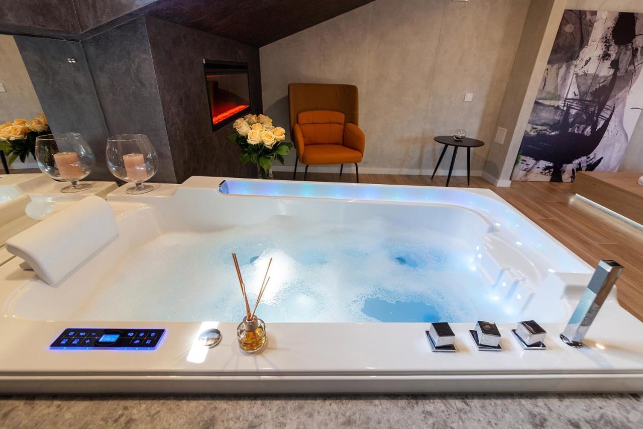 Royal Vip Jacuzzi Apart Lviv Exterior photo