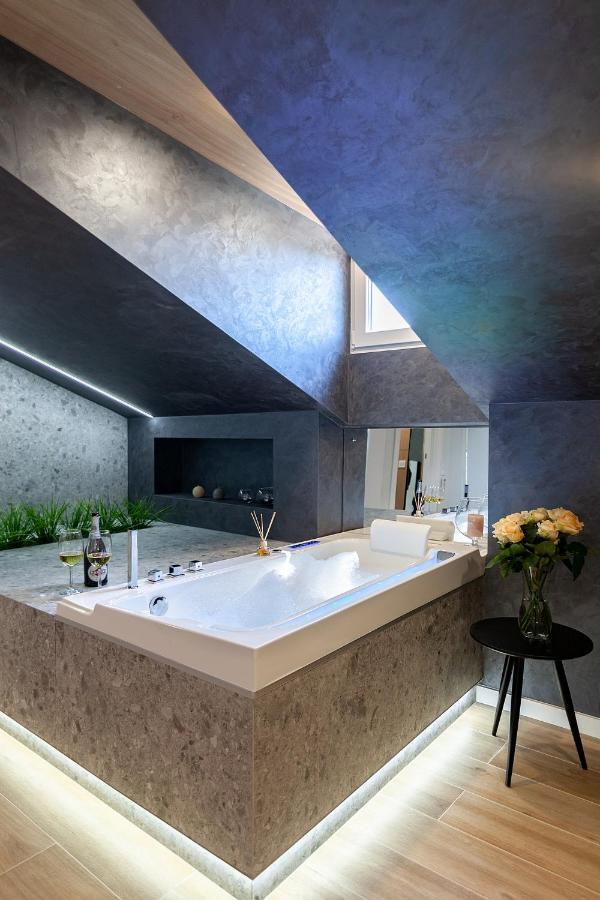Royal Vip Jacuzzi Apart Lviv Exterior photo