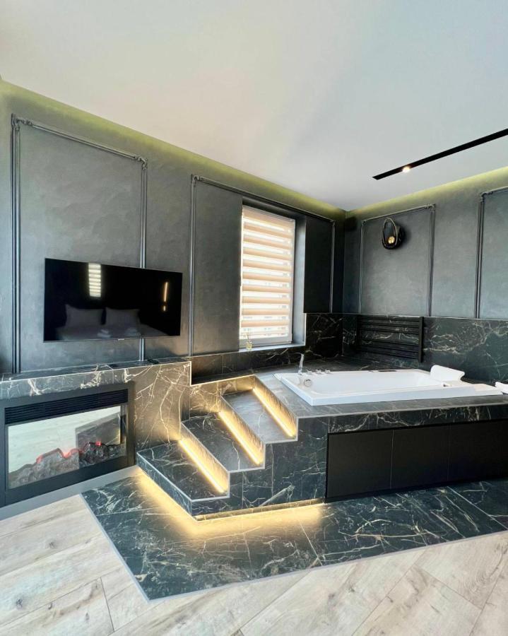 Royal Vip Jacuzzi Apart Lviv Exterior photo