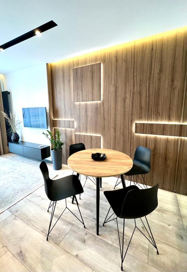 Royal Vip Jacuzzi Apart Lviv Exterior photo