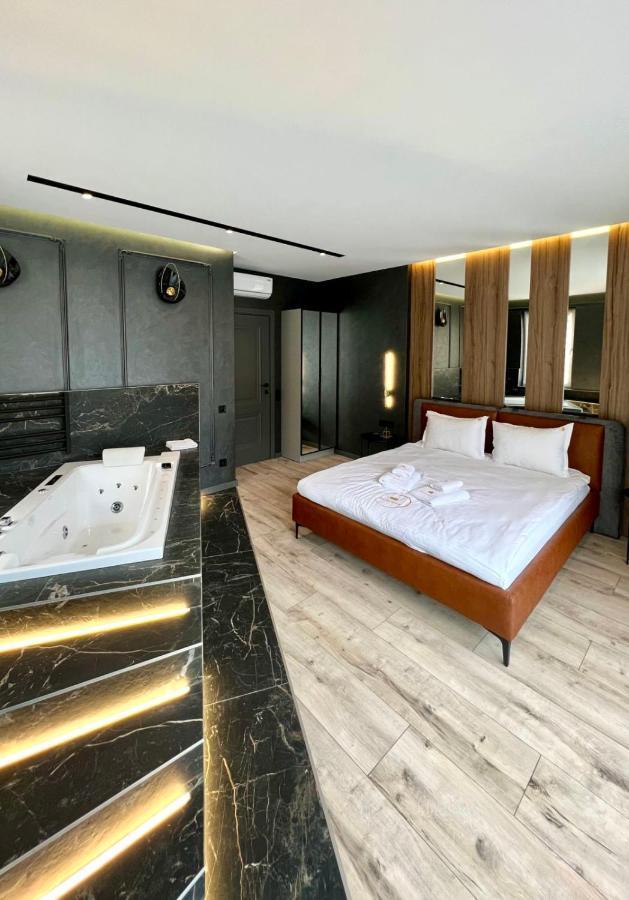 Royal Vip Jacuzzi Apart Lviv Exterior photo