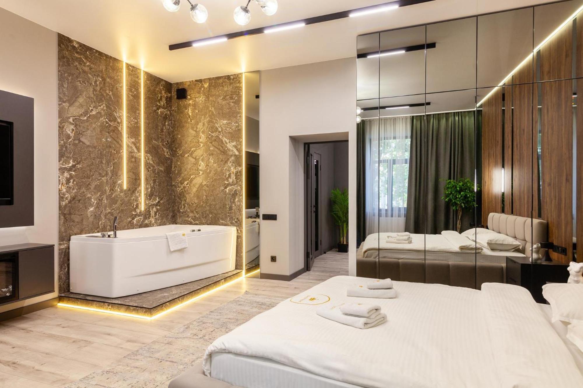 Royal Vip Jacuzzi Apart Lviv Exterior photo
